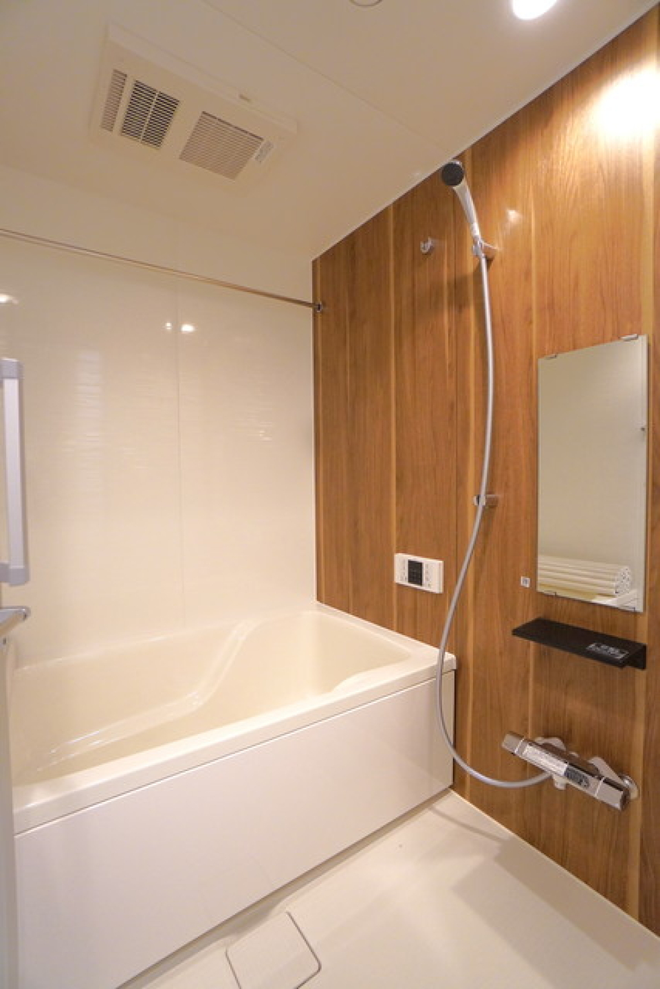 ナチュラルなパネルが導入されている浴室です。※写真は同タイプ住戸です。