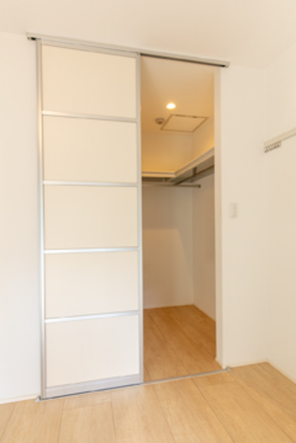 ウォークインクロゼットへ続きます。※写真は同タイプ住戸です。