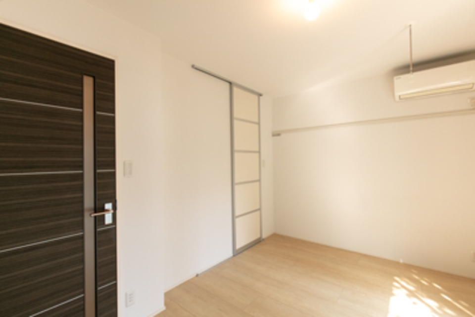 ウォークインクロゼットにアクセスが出来ます。※写真は同タイプ住戸です。
