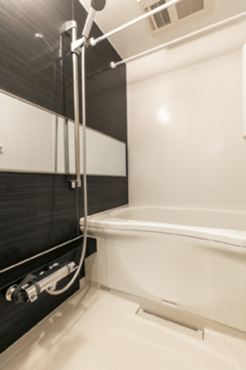 ダークなパネルが導入された浴室です。※写真は同タイプ住戸です。