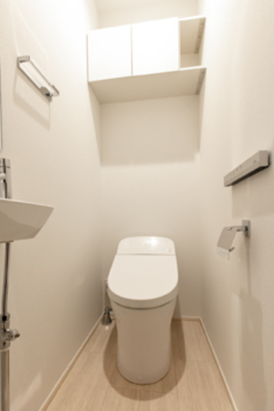 棚があるので掃除用具を整理整頓しやすそうです。※写真は同タイプ住戸です。