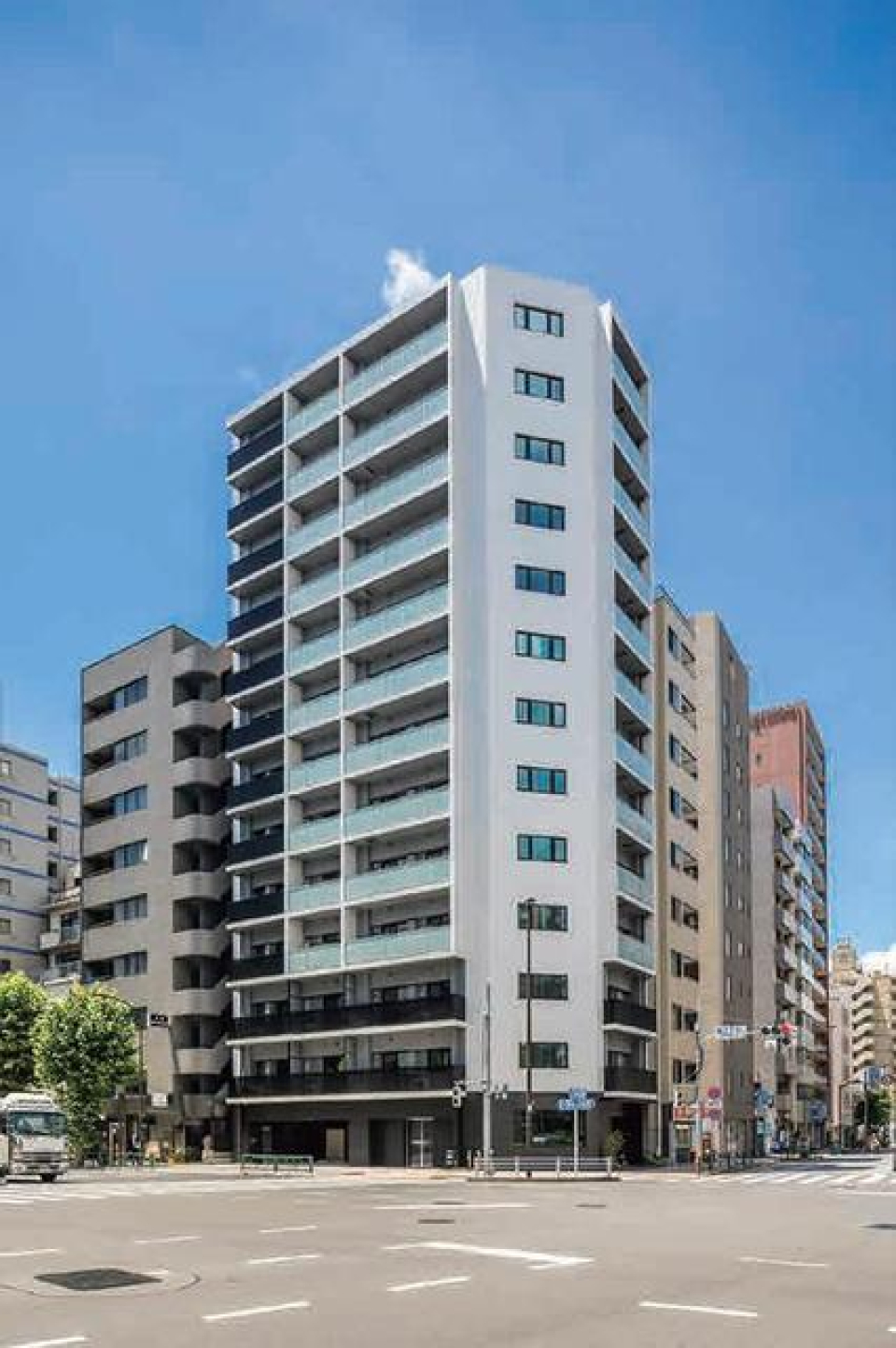 角地にある建物です。