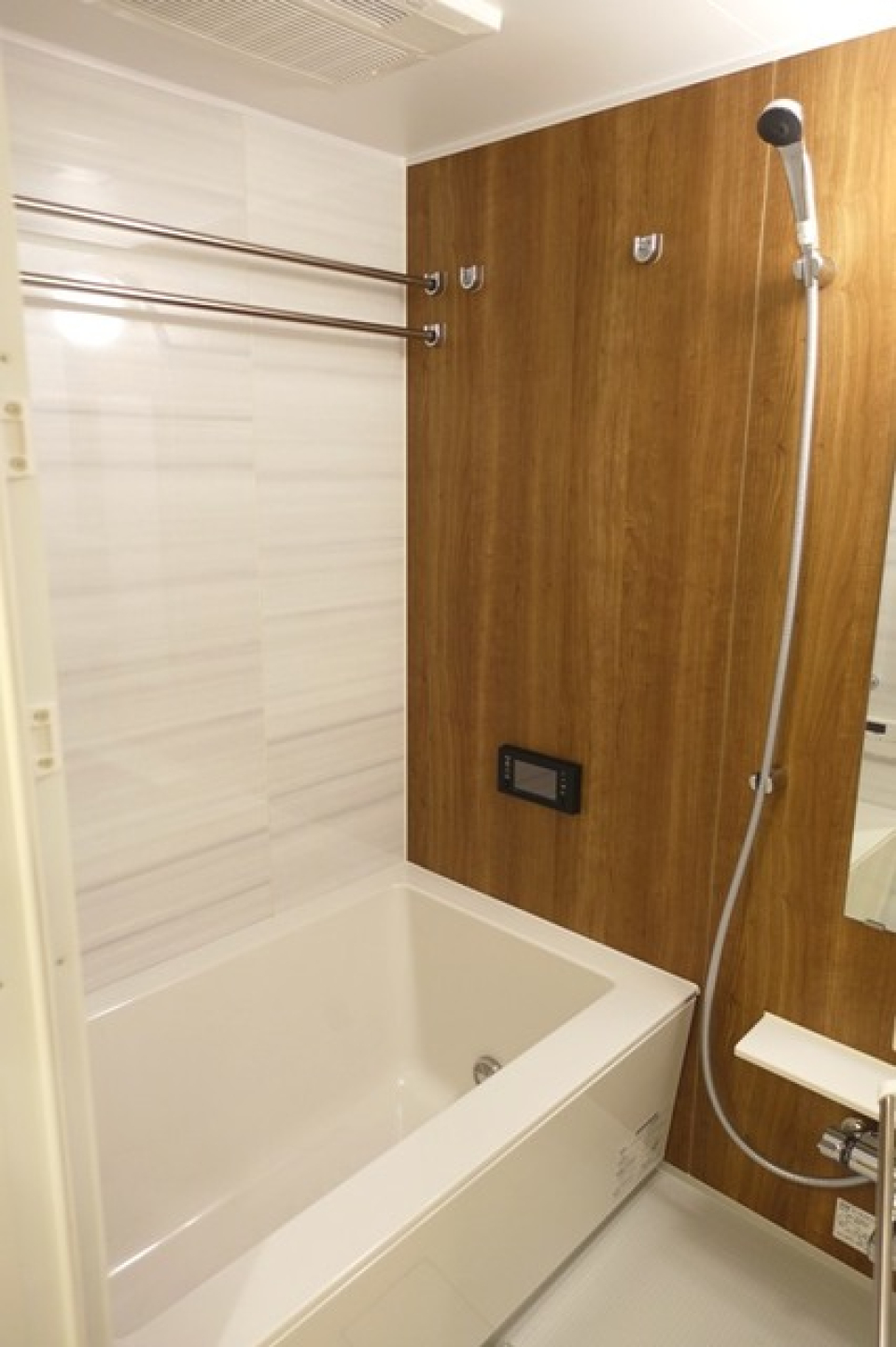 木目調のパネルが導入されている浴室です。※写真は同タイプ住戸です。