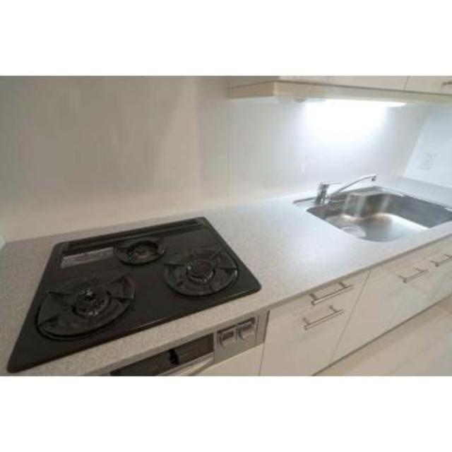 ３口のガスコンロが導入されたキッチン。※写真は同タイプ住戸です。