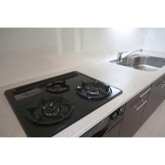 ３口のガスコンロが導入されたキッチン。※写真は同タイプ住戸です。