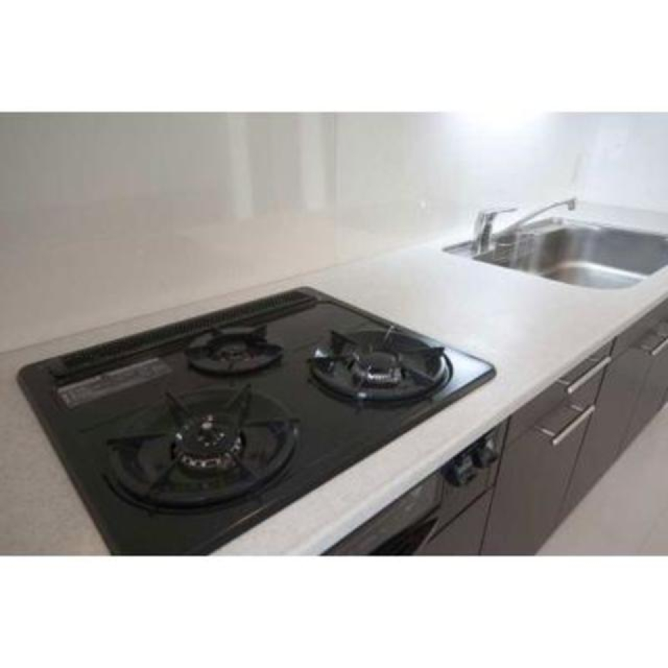 ３口のガスコンロが導入されたキッチン。※写真は同タイプ住戸です。