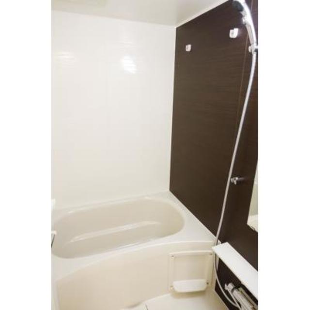 ダークトーンのパネルの浴室です。※写真は同タイプ住戸です。