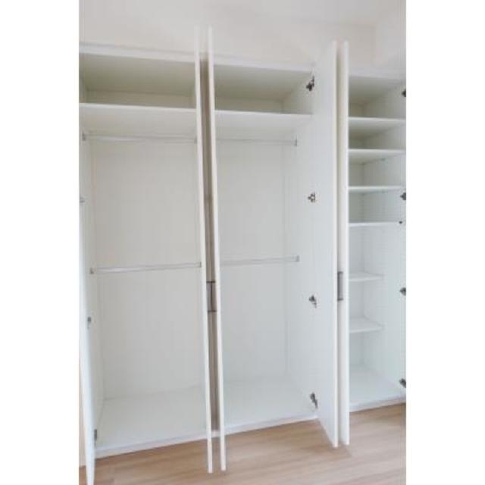 収納を開けた時の様子。※写真は同タイプ住戸です。