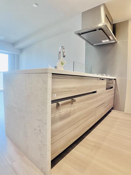 ３口のガスコンロが導入されたキッチン。