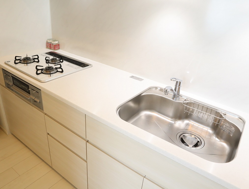 3口のガスコンロが設置されたキッチンです。