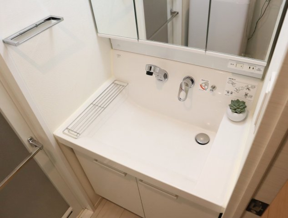 3面鏡の独立洗面台です。