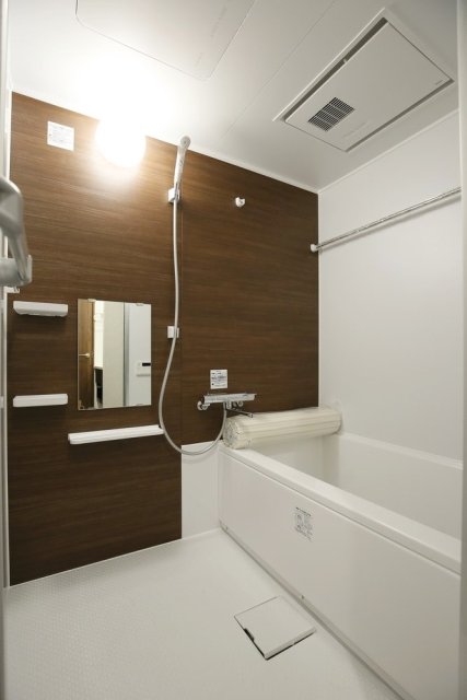 落ち着いた雰囲気の浴室です。