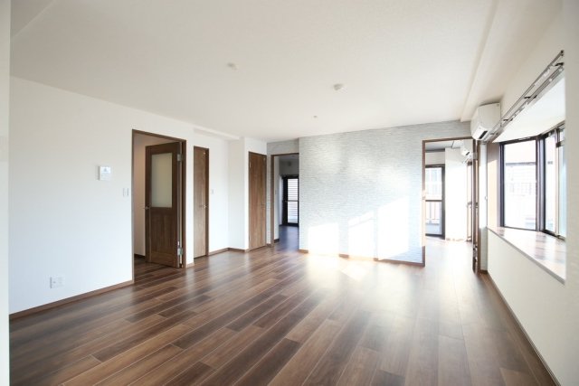 洋室がちらりと見えます。