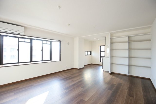 バルコニーもあるし、LDKには窓もあるし、明るい室内ですね！