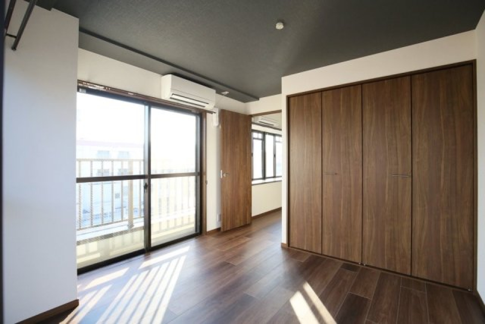 ５．５帖の洋室は、光が沢山入るし、バル子に０へのアクセスも◎。