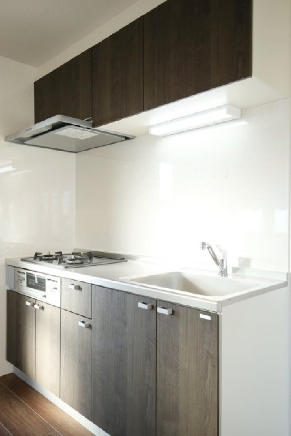 ３口のガスコンロのグリル付きキッチン。太陽ががっつり入るのがいいですね！