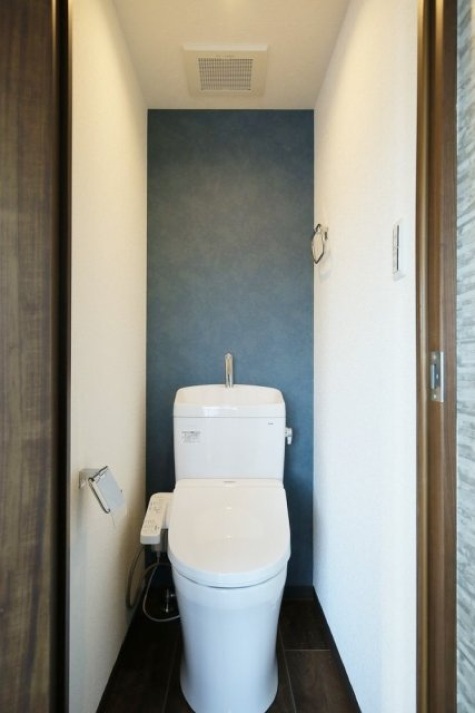 ブルーの壁に吸い寄せられるトイレの空間。