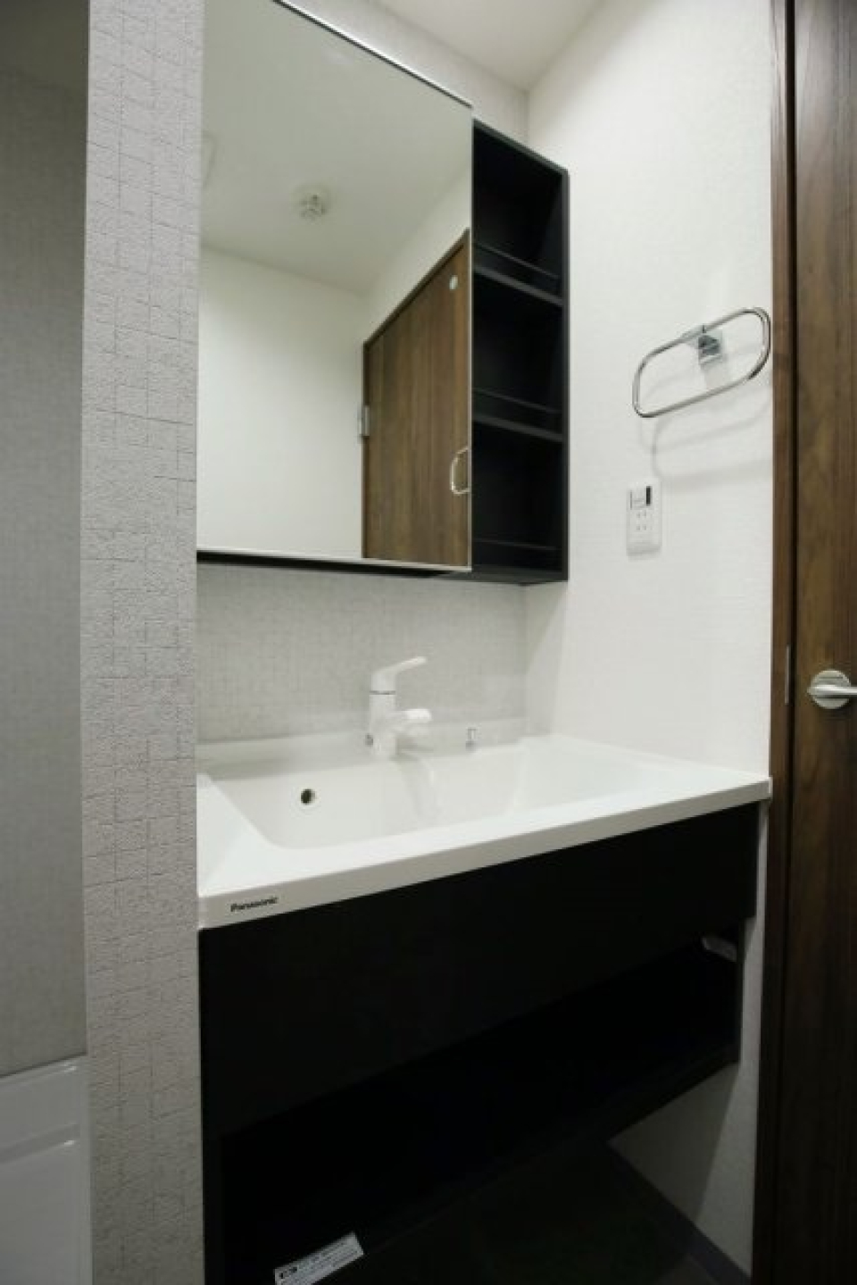 宙に浮く独立洗面台⁉