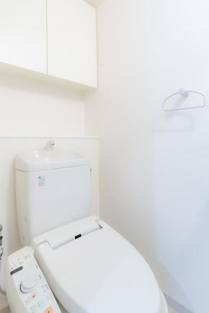 棚があるので掃除用具を整理整頓しやすそうです。※写真は同タイプ住戸です。