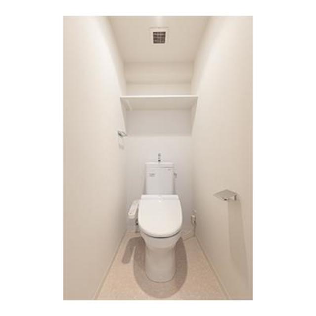 棚があるので掃除用具を整理整頓しやすそうです。※写真は同タイプ住戸です。