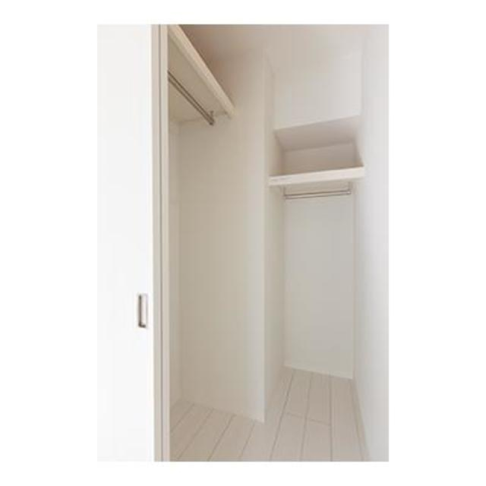 ウォークインクローゼットの様子。※写真は同タイプ住戸です。