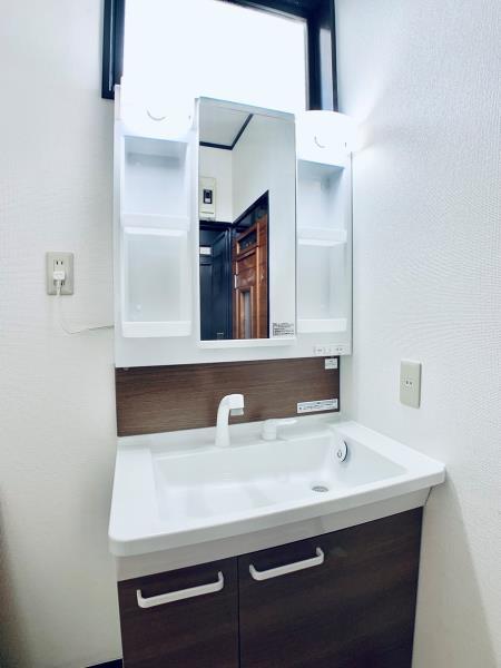 独立洗面台のパネルは黒色でしまりがありますね！