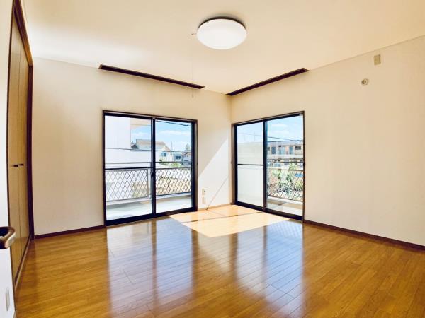 ２階の部屋からバルコニーが見えています。