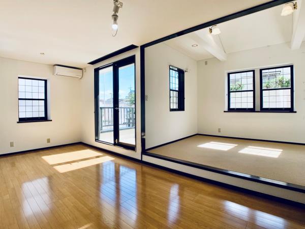 １２帖のキッチンから６帖の和室にアクセスができます。