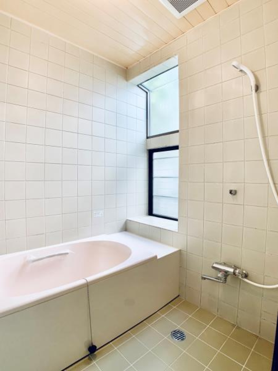 浴室の窓から光が入る工夫がされています。