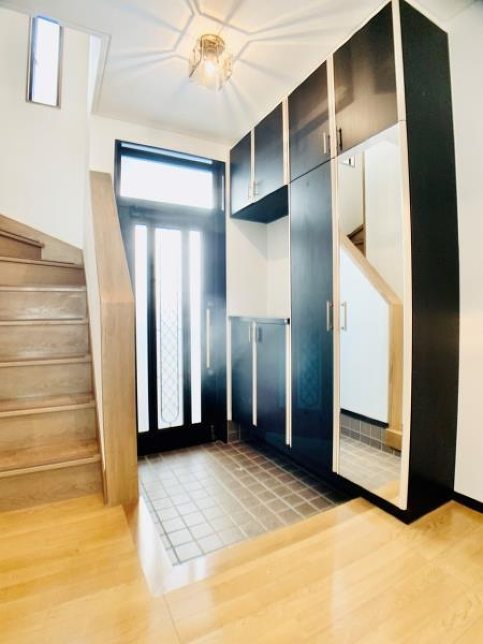 出発前に鏡で身だしなみチェック。