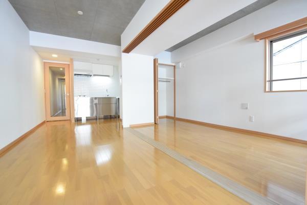 １０．５６帖のLDKと５．４帖の洋室が広がります。