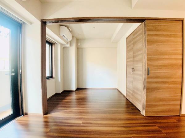 スライド式の開閉で大きな一部屋にすることも可能！