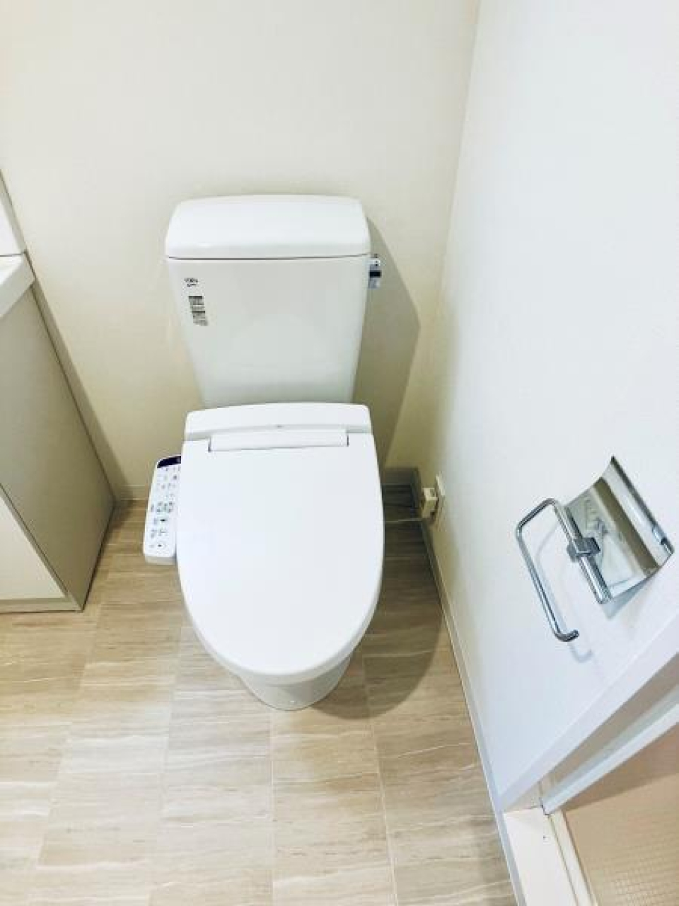 洗面台とトイレはお隣同士。