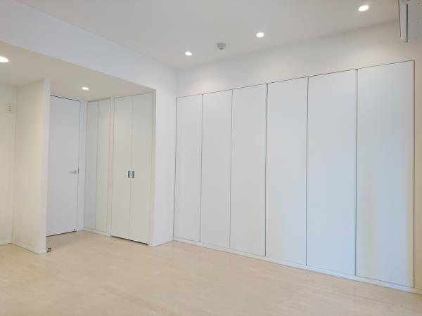 LDKの壁沿いはすべて収納