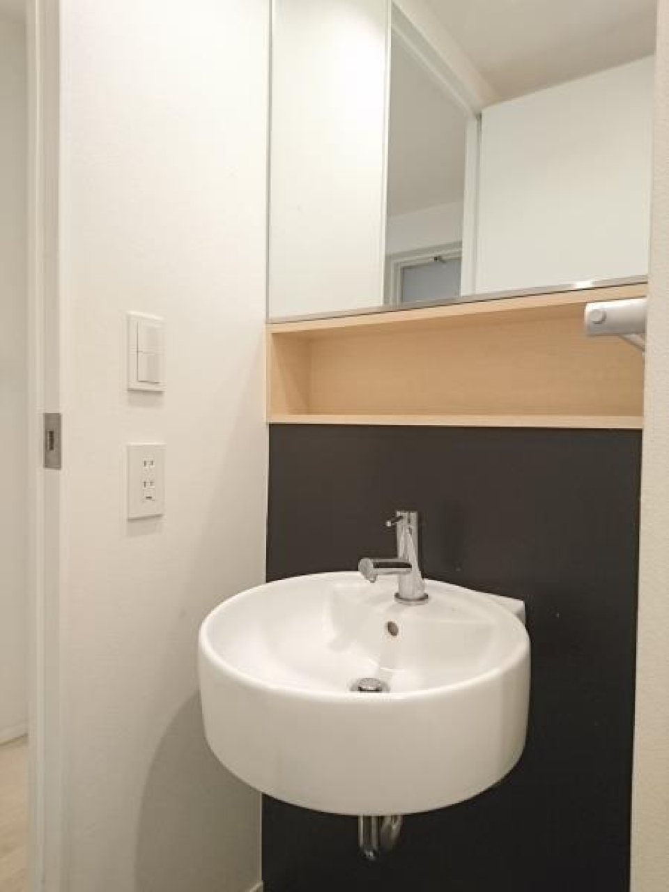 丸い桶がキュートな洗面室