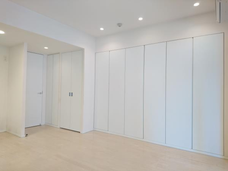 LDKの壁沿いはすべて収納