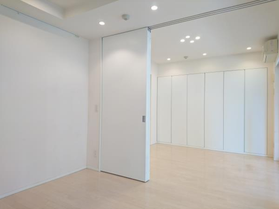 スライド式で開閉可能