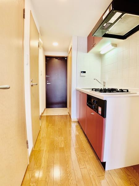 特徴的な赤いキッチンが目を惹きます