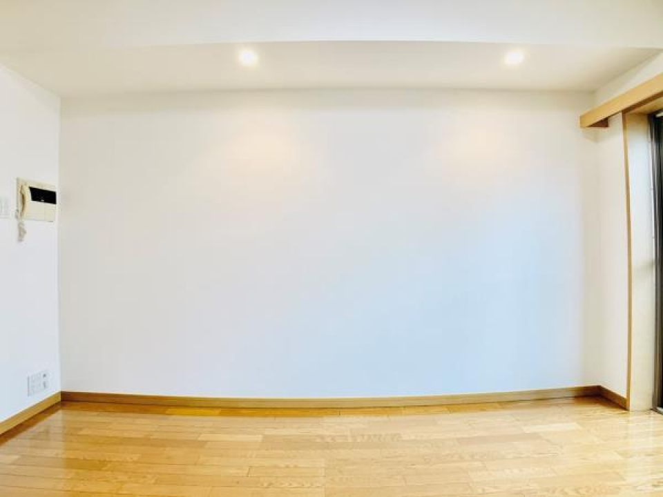 白い壁紙でどんな色味とも相性◎