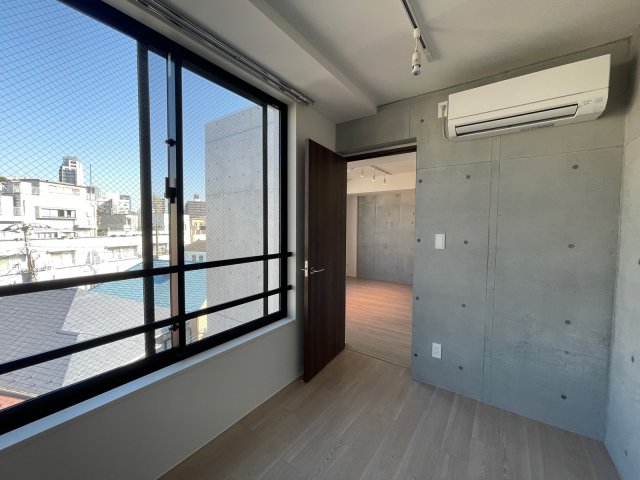 コンクリート張りの４．５帖の空間です。