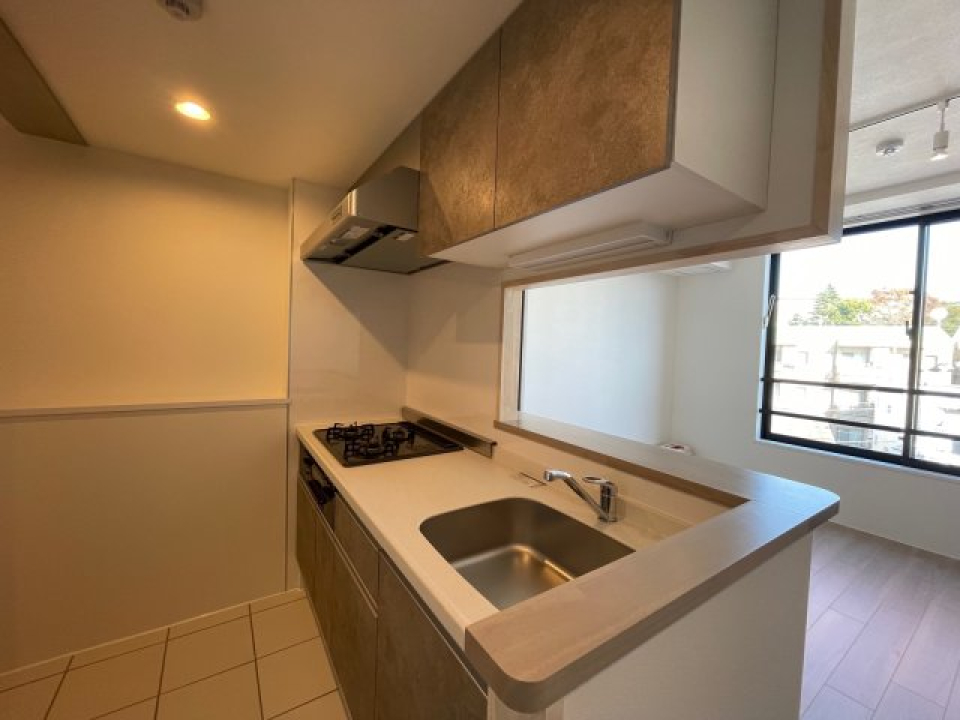 ３口コンロが導入されていて、リビングを見渡すことができます。