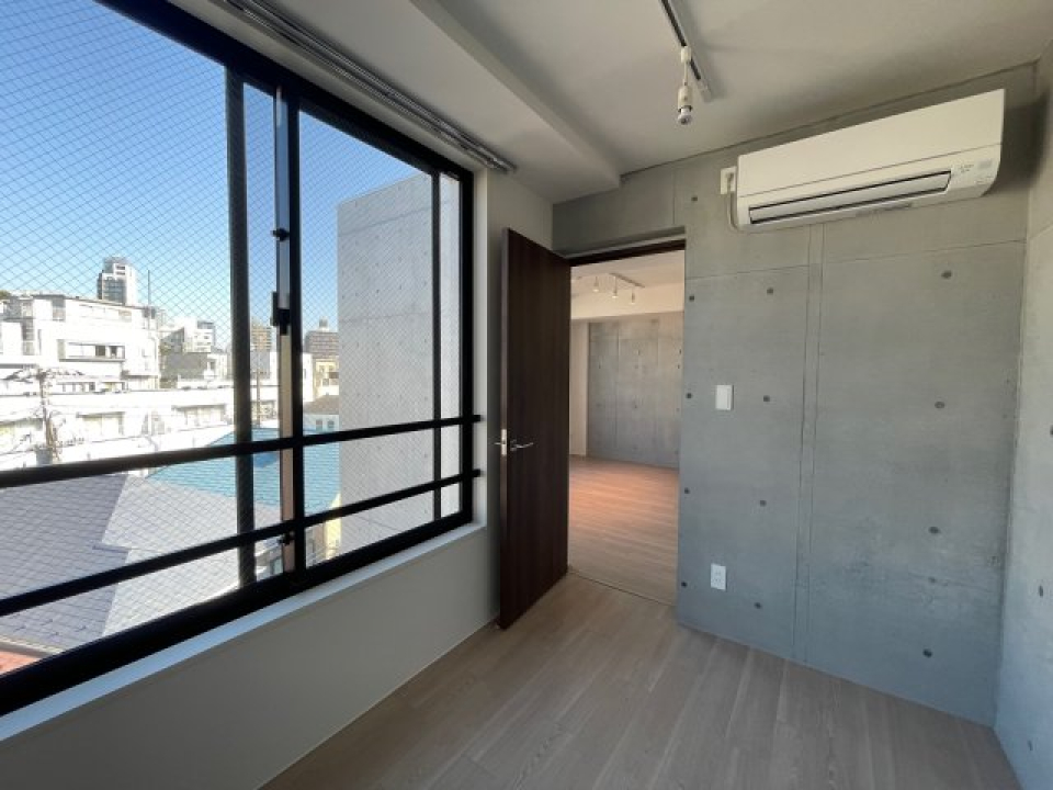 コンクリート張りの４．５帖の空間です。