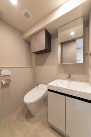 洗面台とトイレはお隣同士。※参考写真