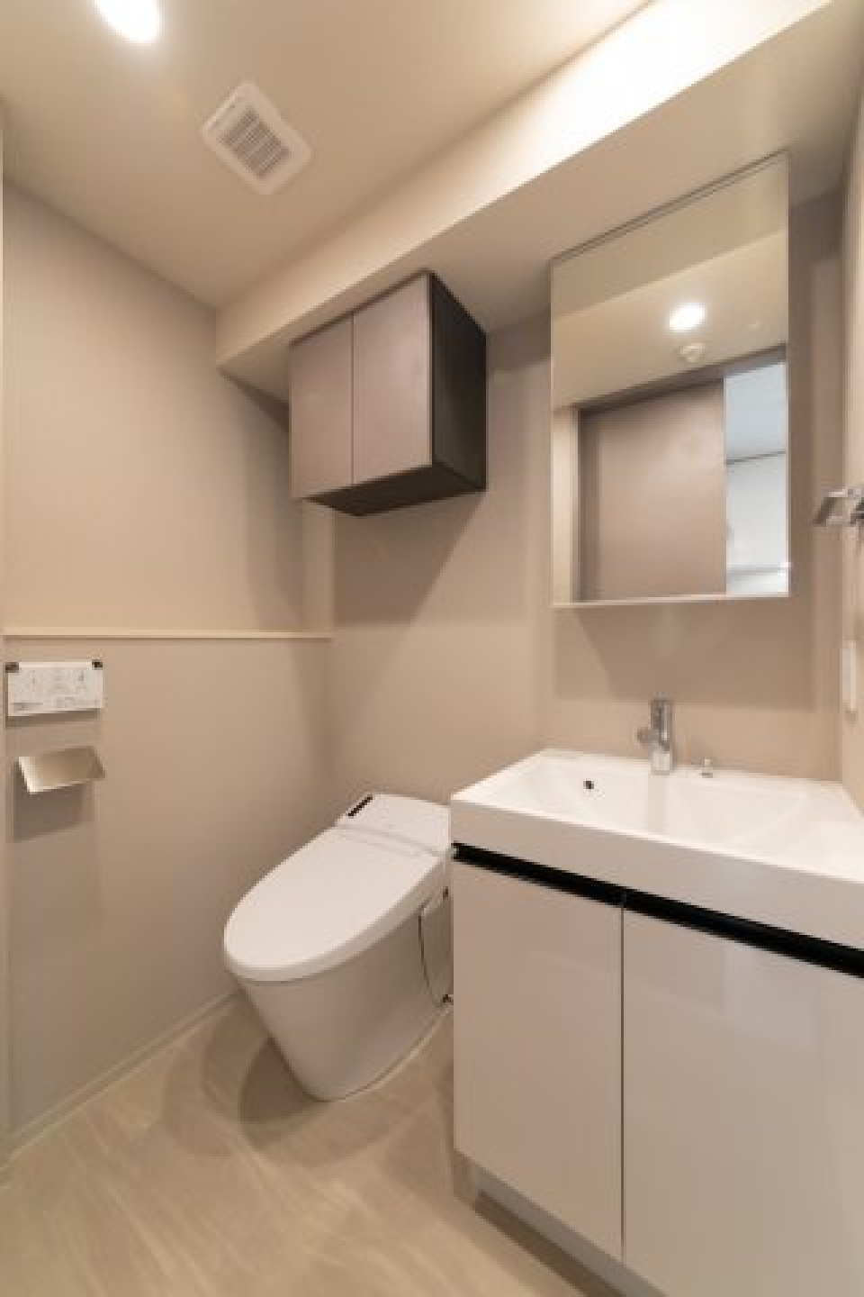 洗面台とトイレはお隣同士。※参考写真