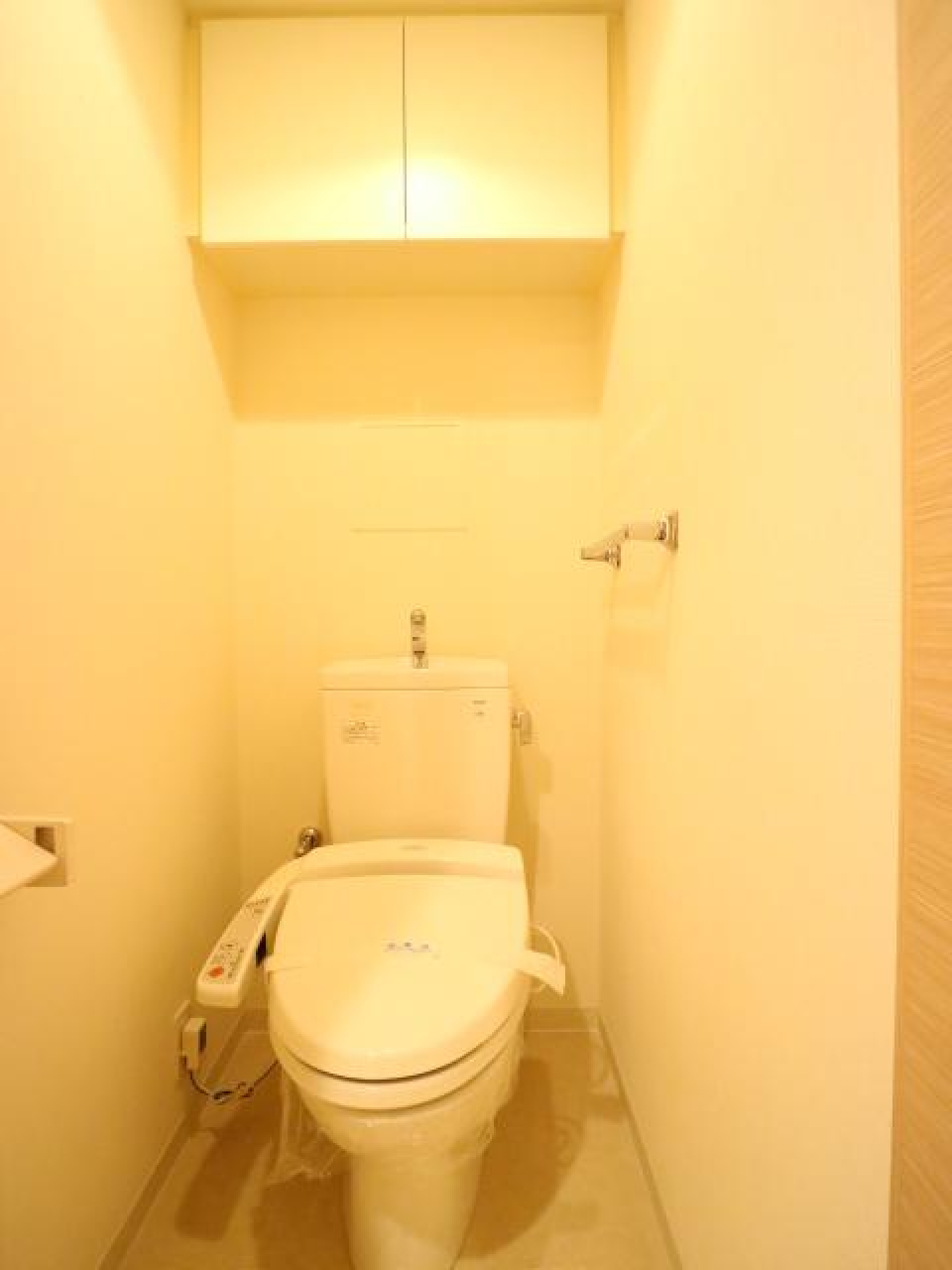 棚があるので掃除用具を整理整頓しやすそうです。※参考写真