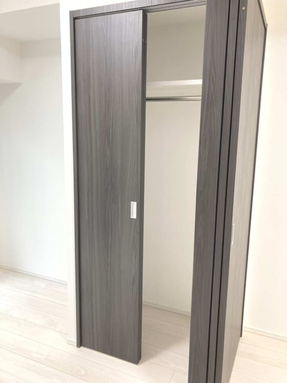 収納を開けた時の様子。※写真は同タイプ住戸です。