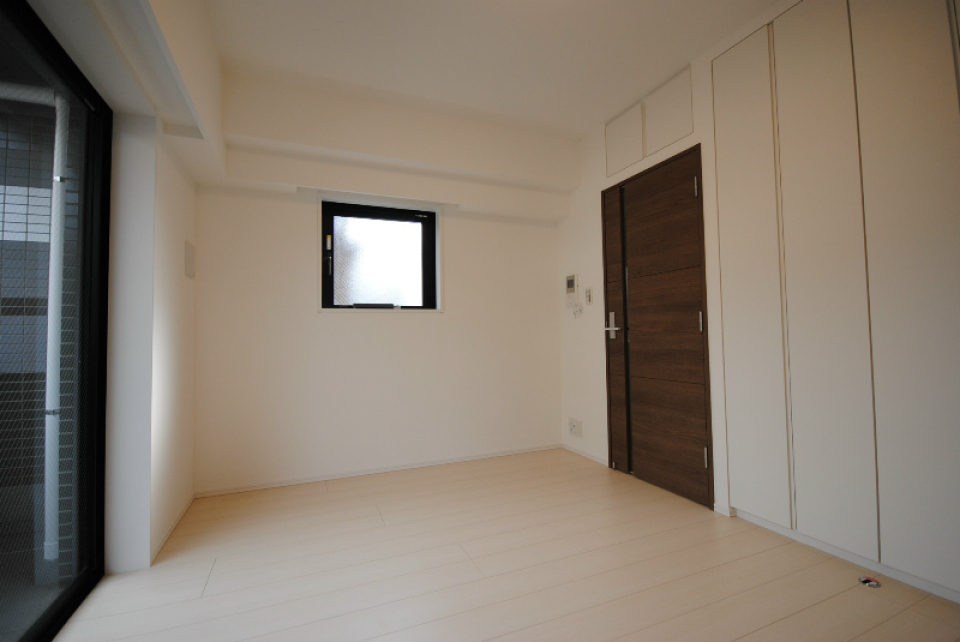 バルコニーへのアクセスもできますし、ちょっとした小さな小窓もあります。※参考写真