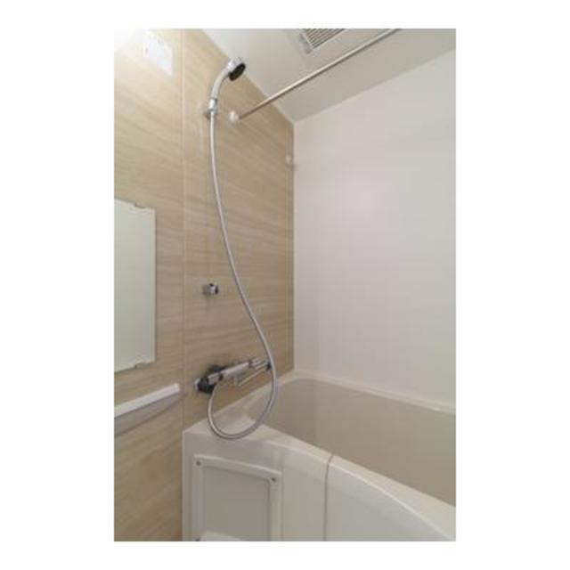 ナチュラルなパネルがあしらわれた浴室です。※写真は同タイプ住戸です。