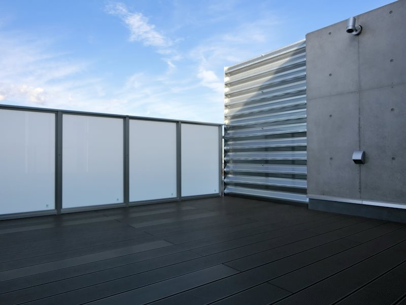 都会の空に思いを馳せる