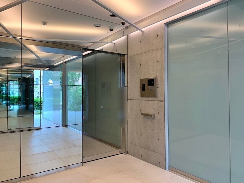 吸い込まれるようなエントランス